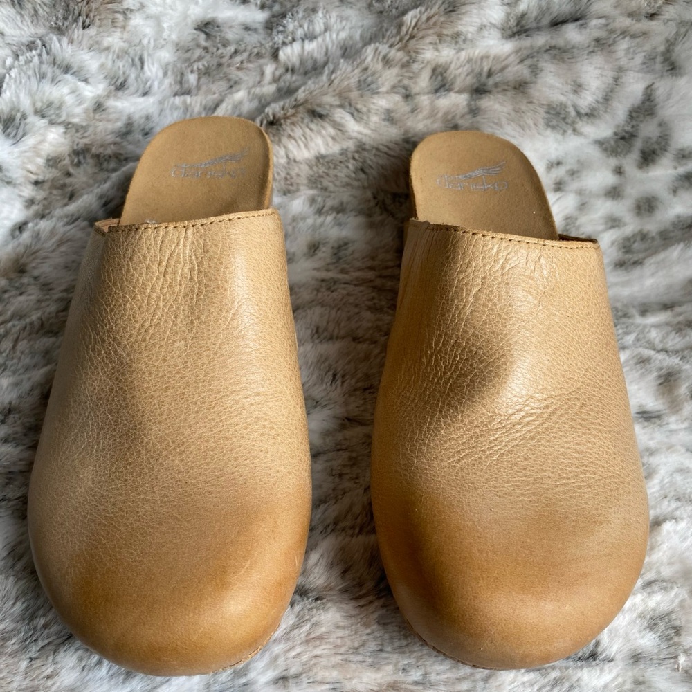 DANSKO .WOMEN SLIPPERS COLOR TAN